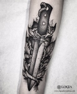 tatuaje-brazo-cuchillo-hojas-logia-barcelona-uri-torras    